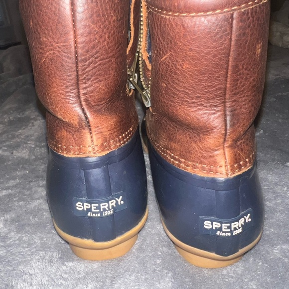 Sperry woman’s Leather and Navy Boots - Picture 4 of 7